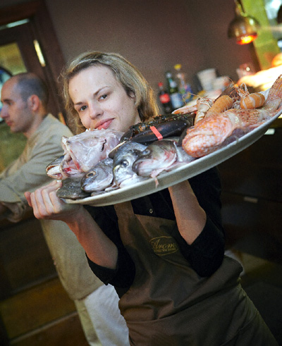 Nabídka čerstvých ryb v restauraci Aromi