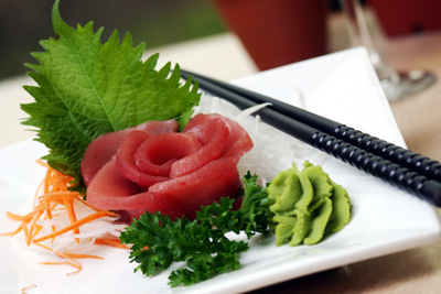 Sashimi - stylově upravený tuňák do tvaru růže