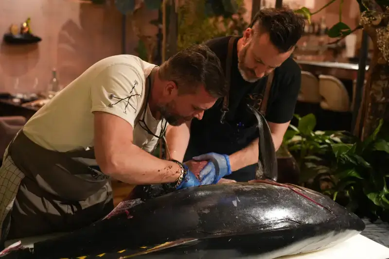 Tradiční porcování Tuňáka v restauraci PRU58
