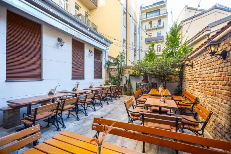 The summer courtyard terrace at U Matěje Kotrby